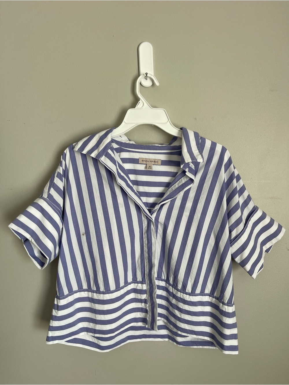 BANANA REPUBLIC Blue and White Striped Cropped Button Down Blouse Sz M